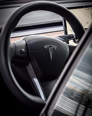 Fahrschule Fahrzeug Tesla E-Auto, Ansicht Lenkrad